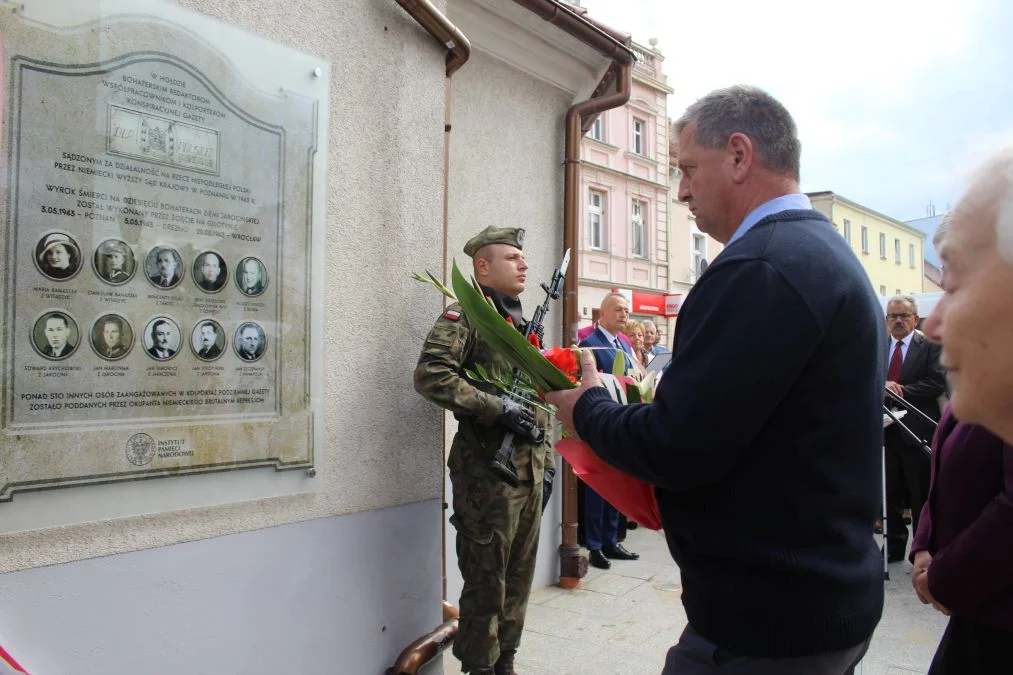 Jarocin. Odsłonięcie tablicy poświęconej kolporterom gazety konspiracyjnej "Dla Ciebie, Polsko" i koncert patriotyczny w JOK-u