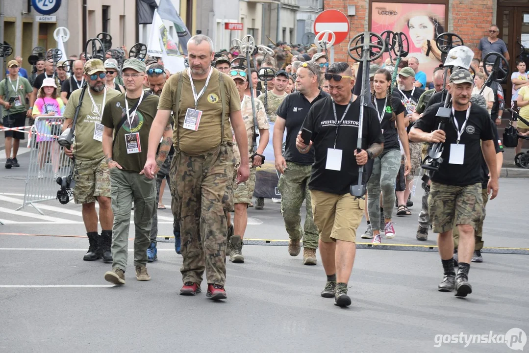 Operacja Poniec 2023. Parada detektorystów i rekonstruktorów na rynku