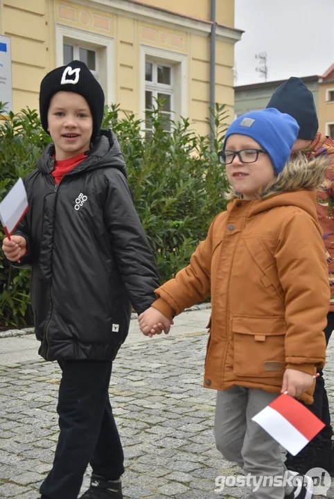 Przemarsz z flagami przedszkolaków z Przedszkola Samorządowego "Pod Świerkami" w Krobi