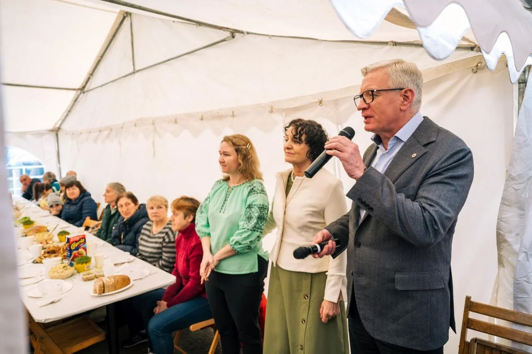 Prawosławni świętowali Wielkanoc w Poznaniu. Prezydent miasta otrzymał flagę Ukrainy