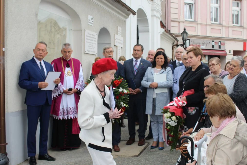 Jarocin. Odsłonięcie tablicy poświęconej kolporterom gazety konspiracyjnej "Dla Ciebie, Polsko" i koncert patriotyczny w JOK-u