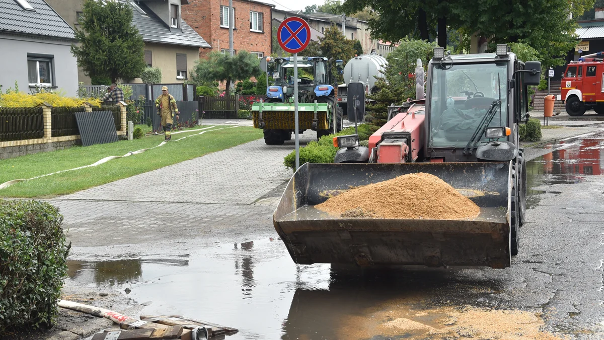 W Szelejewie zboże wypływało z kanalizacji deszczowej