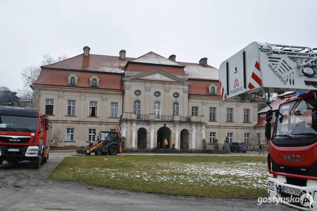 Pożar pałacu w Pępowie. Straż pożarna porządkuje pogorzelisko