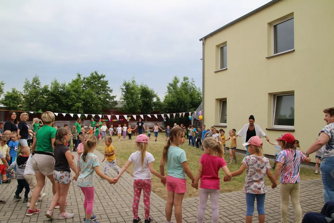 Przedszkolaki integrowały się z seniorami. Festyn na ulicy Zacisznej w Jarocinie