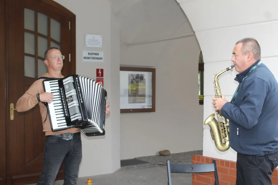 W ramach promocji Festiwalu Solistów i Zespołów Akordeonowych odbył się też koncert na jarocińskim rynku