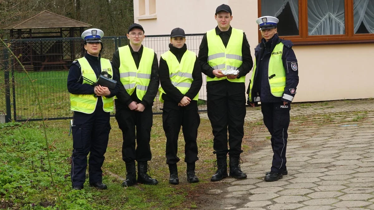 "Cytryna za pouczenie" wspólna akcja gostyńskiej drogówki i uczniów klasy policyjnej ZSR w Grabonogu - Zdjęcie główne