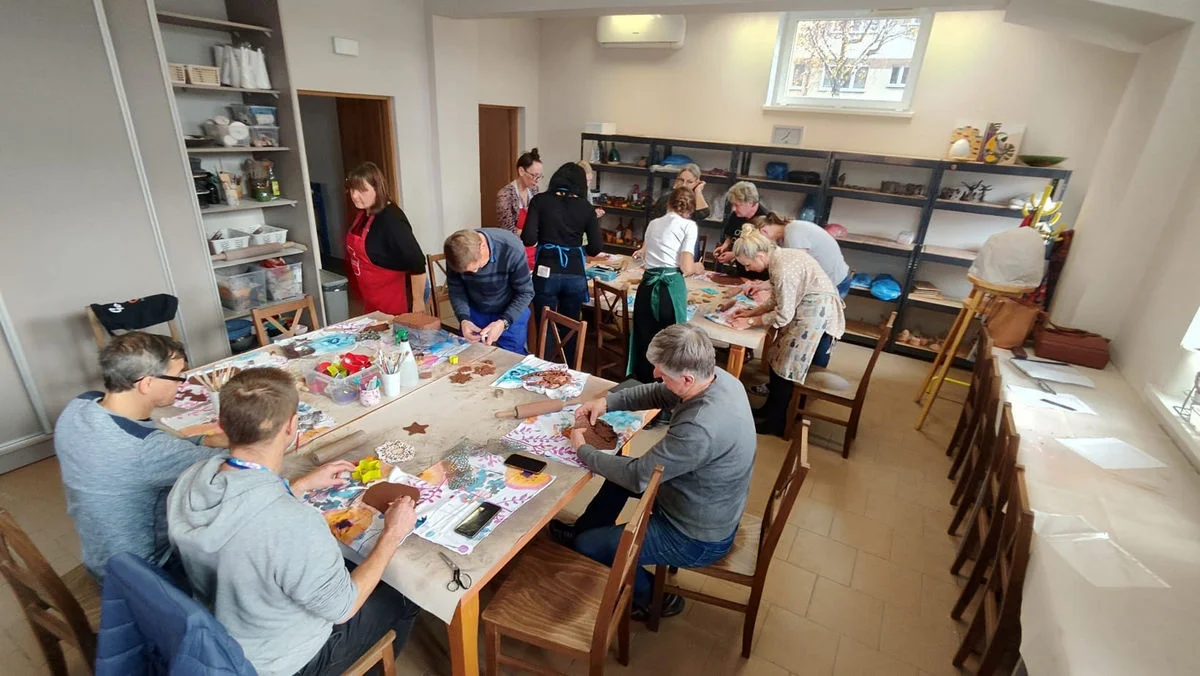 Pracownicy GOK Hutnik na warsztatach ceramicznych