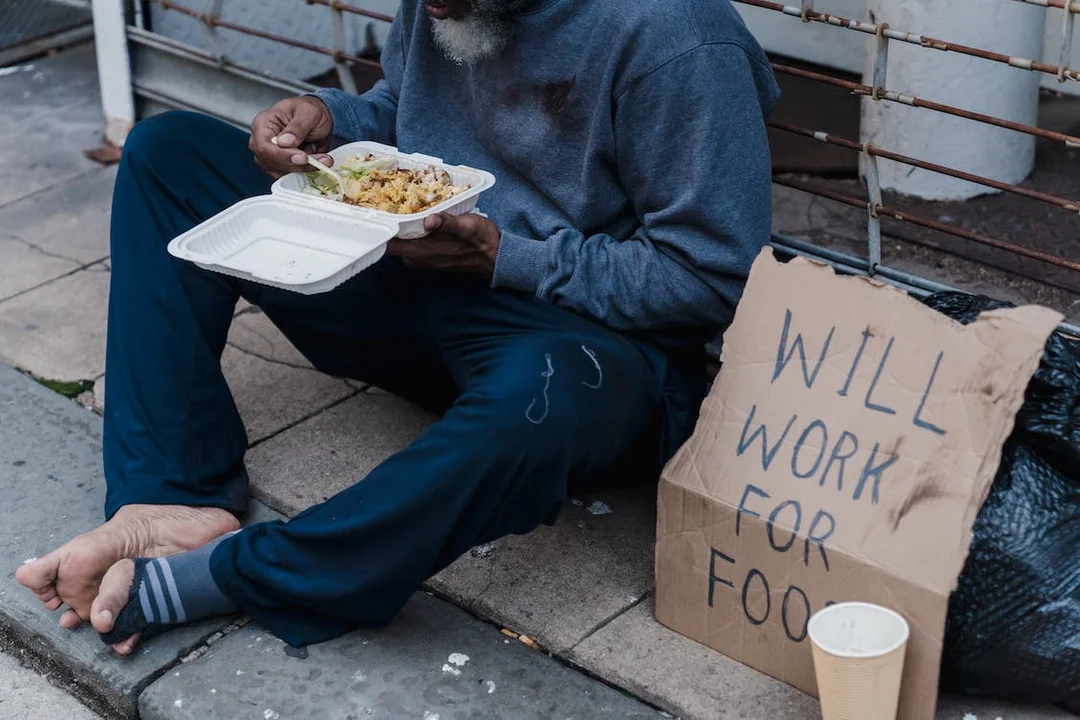 Wyjdź z jedzeniem do bezdomnych