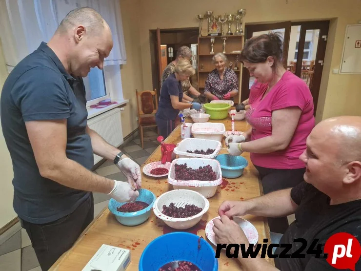 W Zawadach robili konfiturę. Pomagał im starosta rawicki - Zdjęcie główne