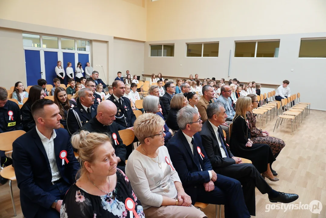 Patriotycznie w Szkole Podstawowej z Oddziałami Integracyjnymi im. M. Kopernika w Piaskach