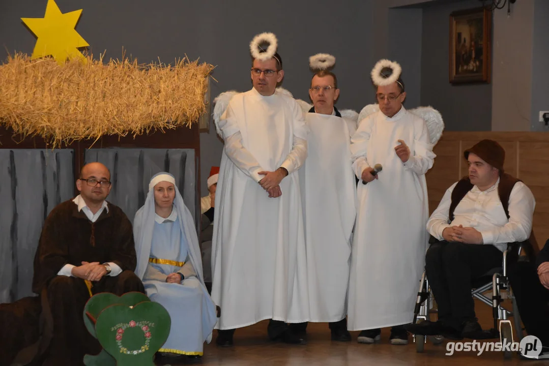 Jasełka bożonarodzeniowe  ze świątecznymi życzeniami w ŚDS w Gostyniu