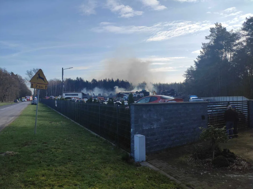 Pożar na stacji demontażu pojazdów w Śmiłowie