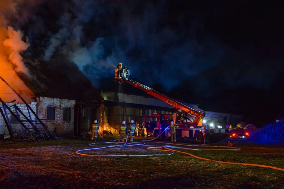 Duży pożar stodoły w Kretkowie gm. Żerków. Strażacy w akcji