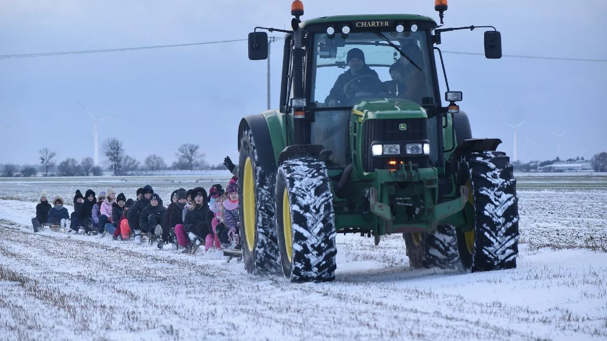 Kuligu nigdy nie planują, zawsze wszystko "na spontonie". W tym roku na sanki wsiadło kilkadziesiąt osób - Zdjęcie główne