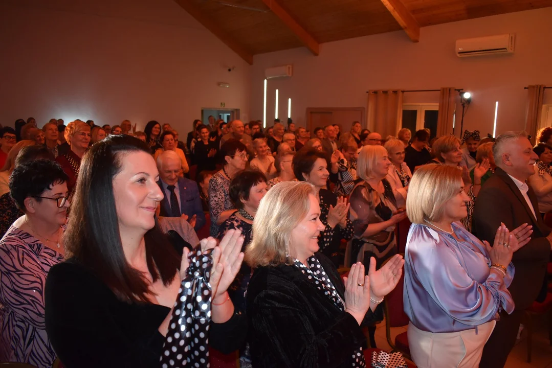 „Rewia kobiecej duszy”. Gminny Dzień Kobiet w klimacie lat 50. z recitalem Adrianny Biedrzyńskiej