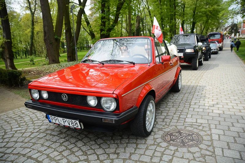 Wystawa zabytkowych pojazdów w Jarocinie z okazji Święta Flagi