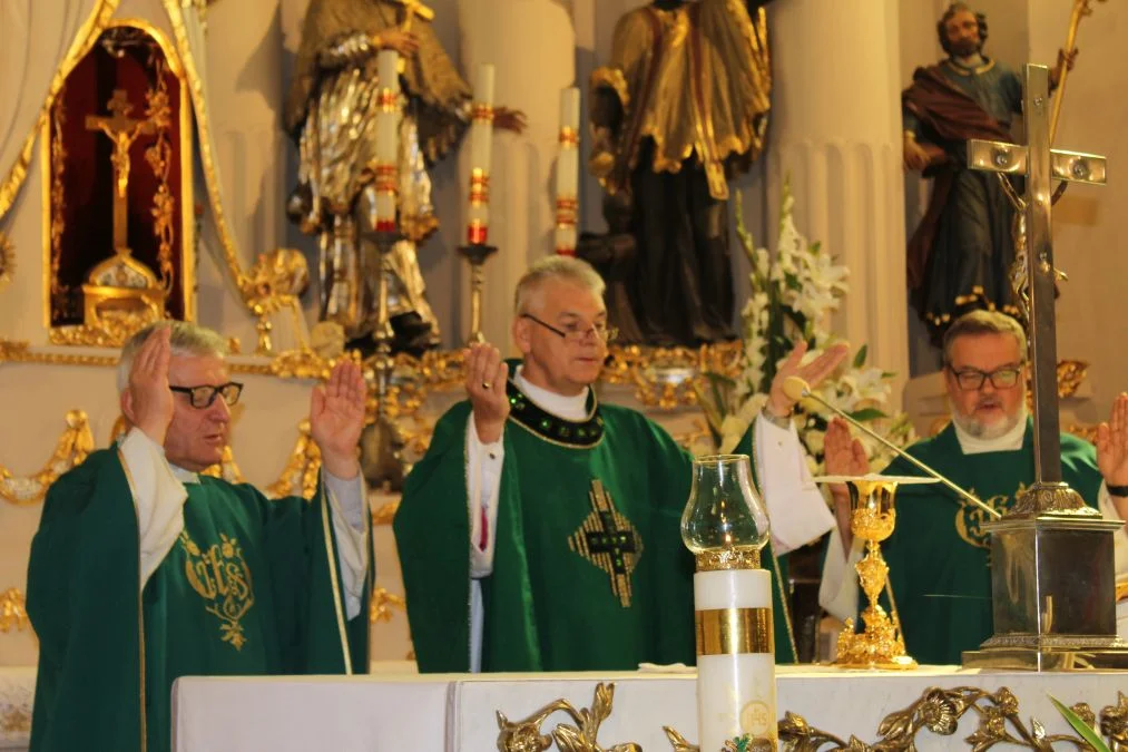 Jarocin. Odsłonięcie tablicy poświęconej kolporterom gazety konspiracyjnej "Dla Ciebie, Polsko" i koncert patriotyczny w JOK-u