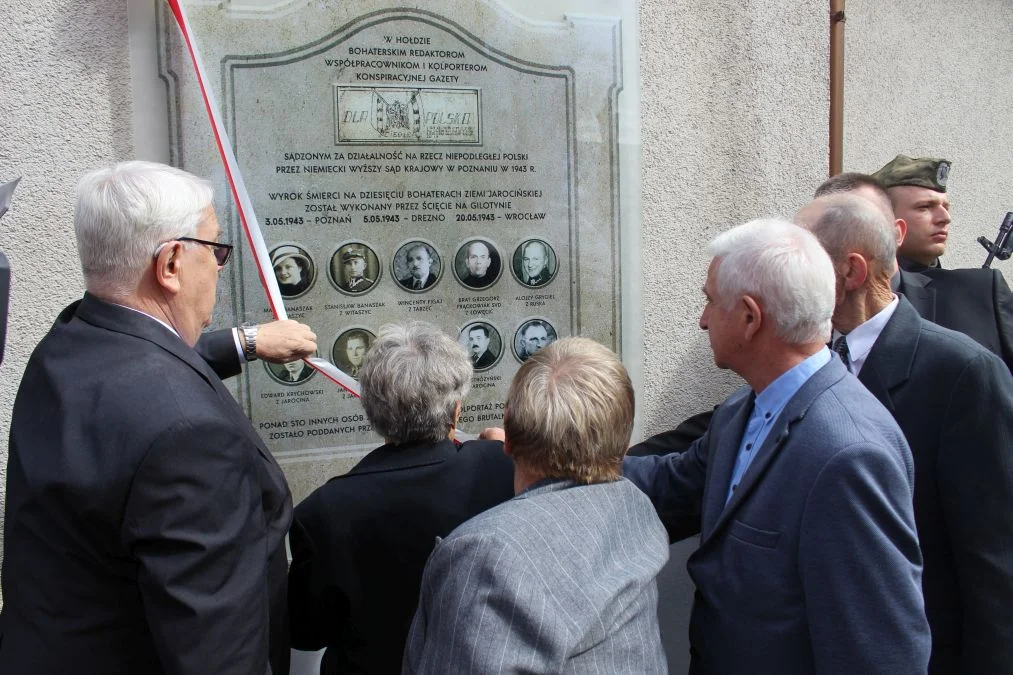 Jarocin. Odsłonięcie tablicy poświęconej kolporterom gazety konspiracyjnej "Dla Ciebie, Polsko" i koncert patriotyczny w JOK-u