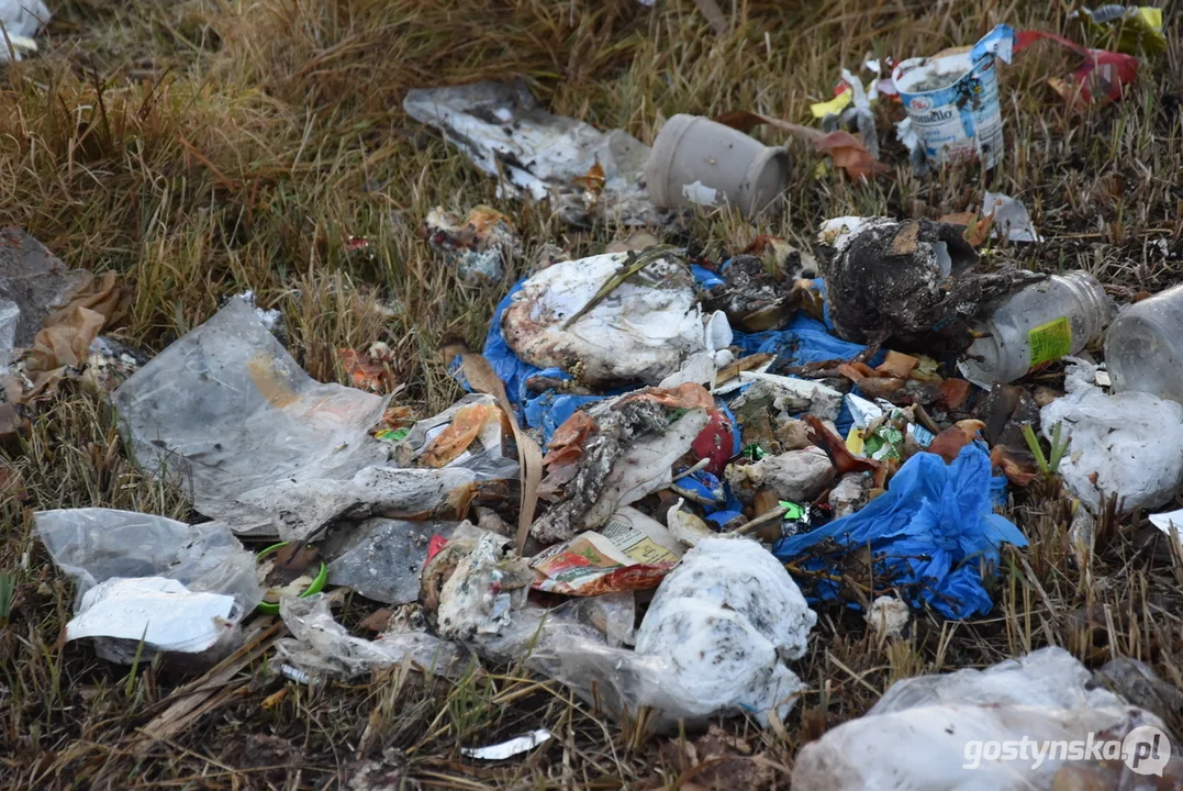 Wyrzucone śmieci przy drodze Chumiętki-Żytowiecko