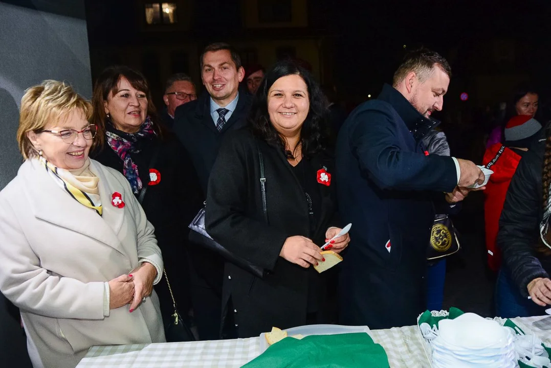 Obchody Święta Niepodległości w Jarocinie. Capstrzyk w parku mjr. Zbigniewa hr. Ostroroga-Gorzeńskiego