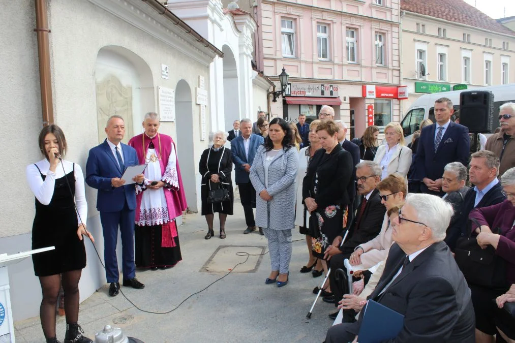 Jarocin. Odsłonięcie tablicy poświęconej kolporterom gazety konspiracyjnej "Dla Ciebie, Polsko" i koncert patriotyczny w JOK-u