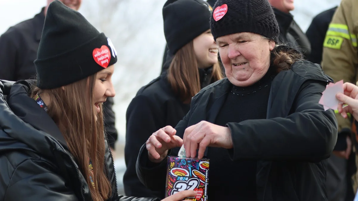 32. Finał WOŚP. Morsy wskoczyły do wody, a sympatycy Nordic Walking wyszli na trasę [ZDJĘCIA] - Zdjęcie główne