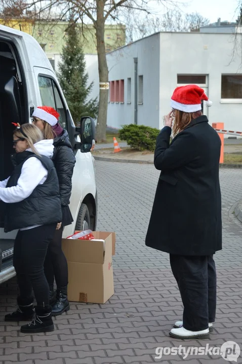 "Mikołajkowe Elfy" z Gostynia jeżdżąc łóżkiem rozdawały prezenty chorym dzieciom w szpitalu w Poznaniu