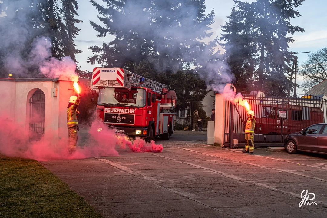 Strażacy z OSP Dobrzyca powitali nowe auto w swojej remizie