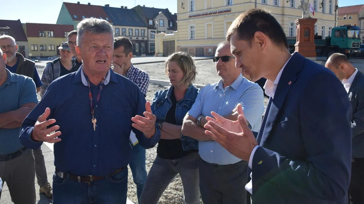 Spotkanie burmistrza Łukasz Kubiaka z przedsiębiorcami handlującymi na rynku w Krobi