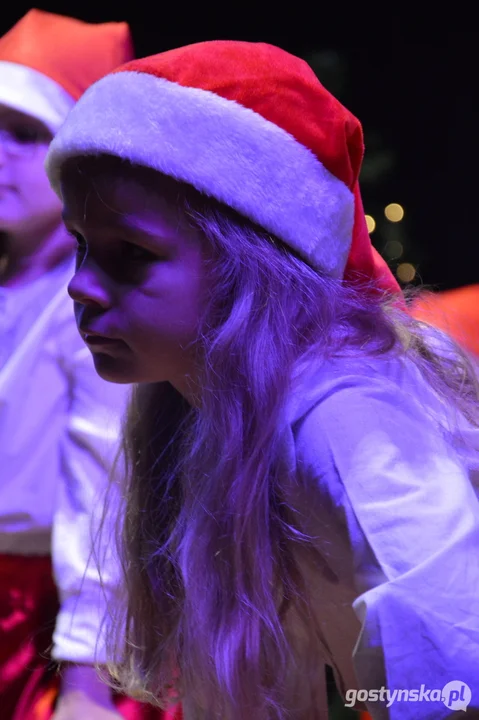 Spektakl "Gdzie jesteś Święty Mikołaju?' w wykonaniu Grupy Teatralnej "Na Fali" z Krobi