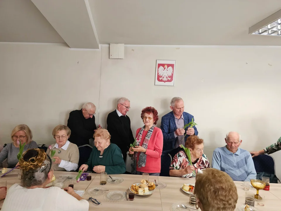 Wyjątkowe święto w Klubie Seniora. Wyśmienita atmosfera, słodki poczęstunek i niespodzianki