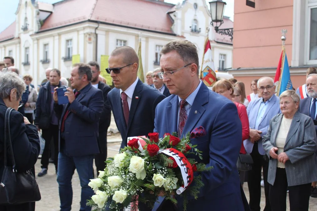 Jarocin. Odsłonięcie tablicy poświęconej kolporterom gazety konspiracyjnej "Dla Ciebie, Polsko" i koncert patriotyczny w JOK-u