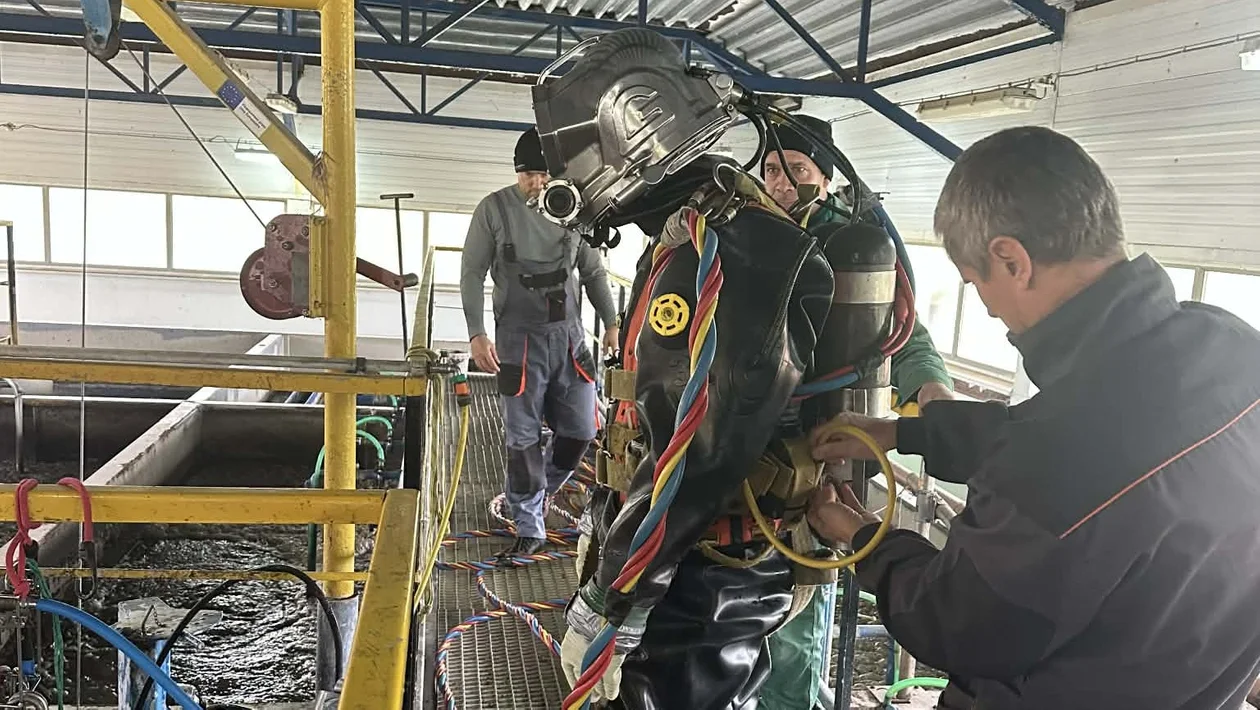 Dramat w pakosławskich kanałach: „Wyławiamy nawet zdechłe kury”. Kulisy pracy nurków ściekowych - Zdjęcie główne