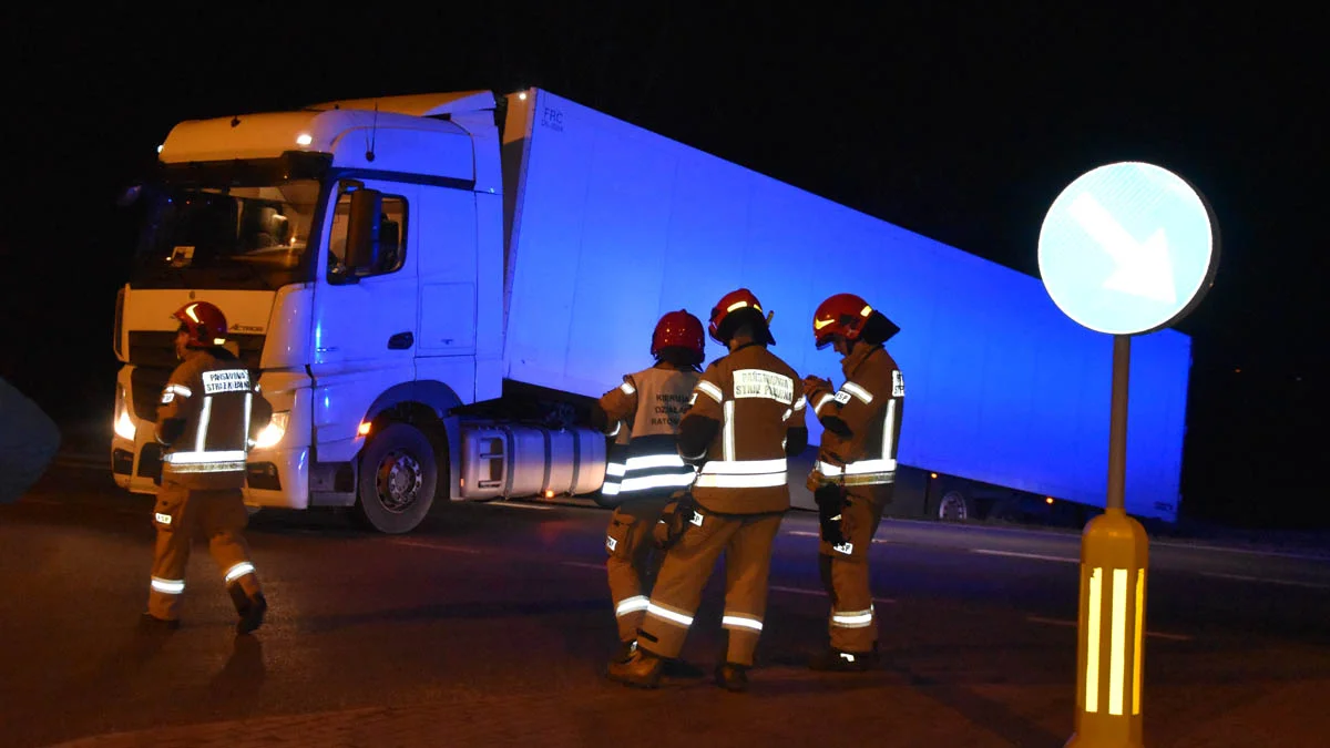 Samochód ciężarowy zablokował drogę DW434 z Gostynia do Poznania