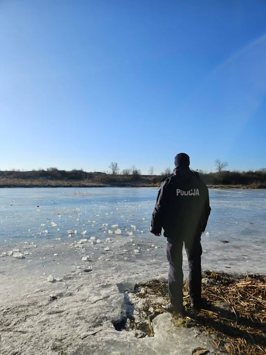 Patrole policji w Jarocinie przy stawach i rzekach