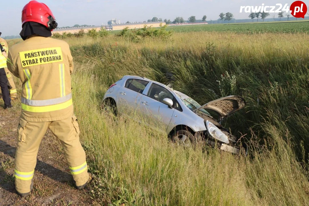 DK36. Auto w rowie pomiędzy rondem WOŚP a rondem Sarnowskim