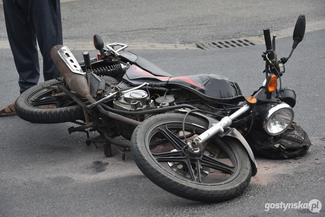 Zderzenie motoroweru z samochodem w Karolewie