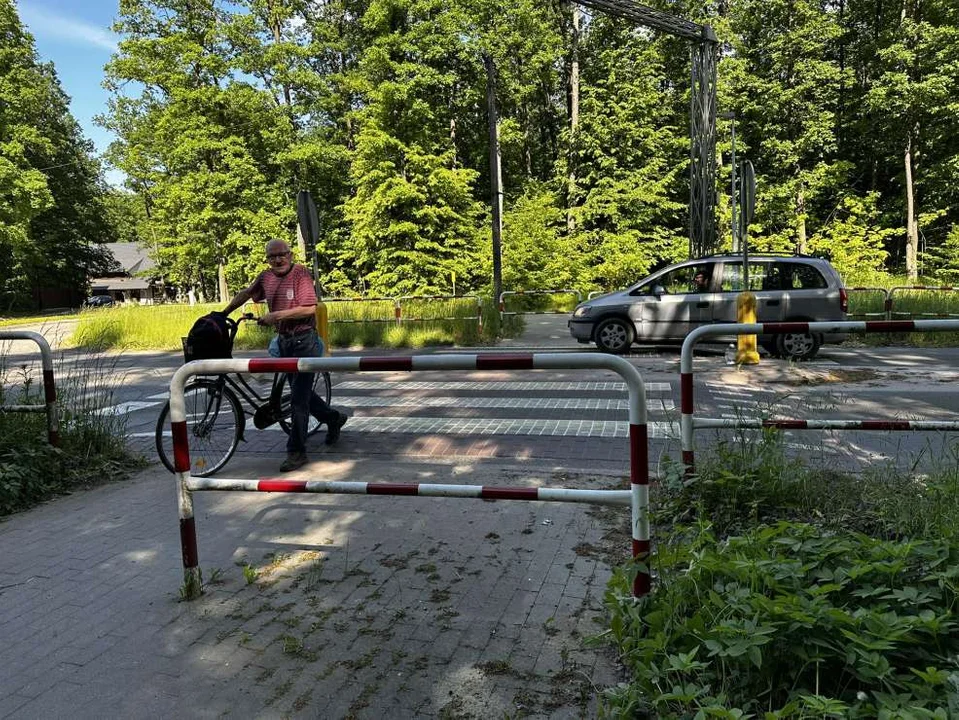 Zarośnięte pobocza w powiecie jarocińskim