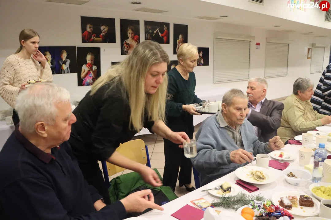 Jasełka, życzenia i poczęstunek w szkole w Sierakowie