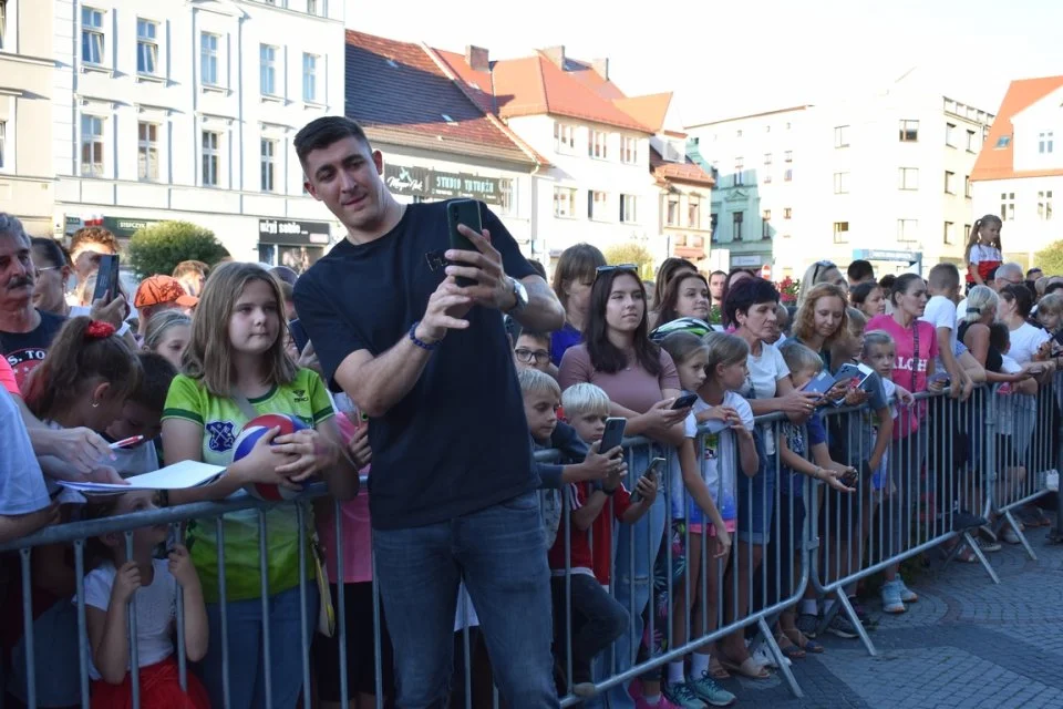 Krotoszyn. Łukasz Kaczmarek spotkał się z mieszkańcami. Tłumy na Rynku [ZDJĘCIA] - Zdjęcie główne