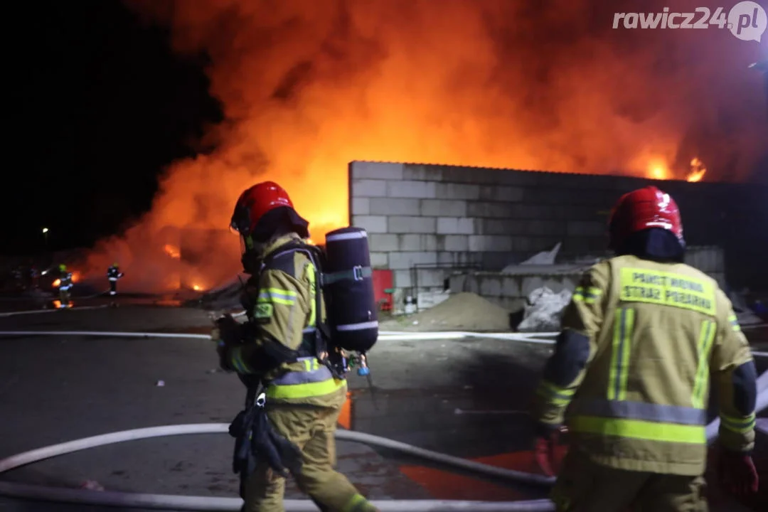 Pożar odpadów na terenie jednej z rawickich firm