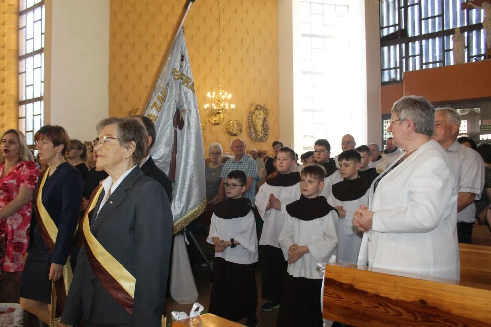 Tablica dla ojca Sylwina Wojdanowicza oraz jubileuszowy zjazd franciszkanów w Jarocinie