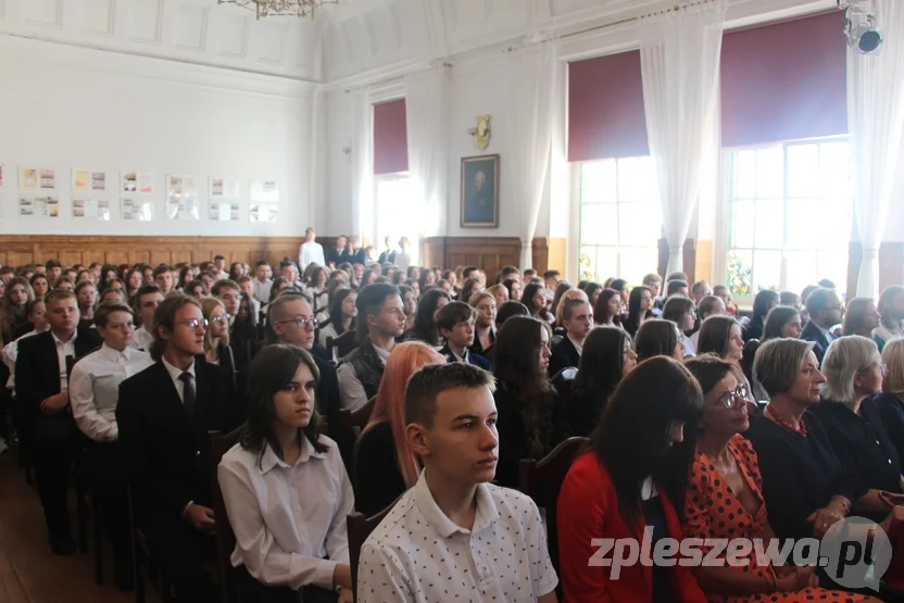 Rozpoczęcie roku szkolnego w I Liceum Ogólnokształcącym w Pleszewie - Zdjęcie główne