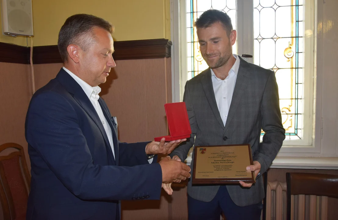 Adam Nowicki uhonorowany na sesji Rady Powiatu Gostyńskiego. Była też niespodzianka - Zdjęcie główne