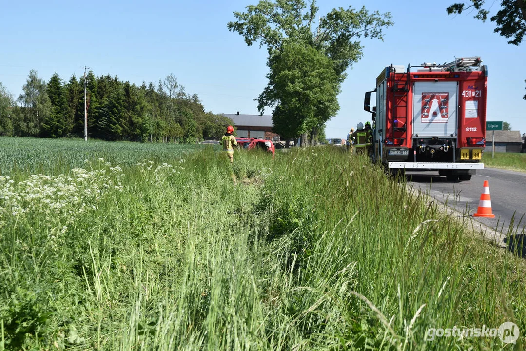 Kolizja na drodze powiatowej w Lipiu (gm. Piaski). Przewrócony samochód w polu