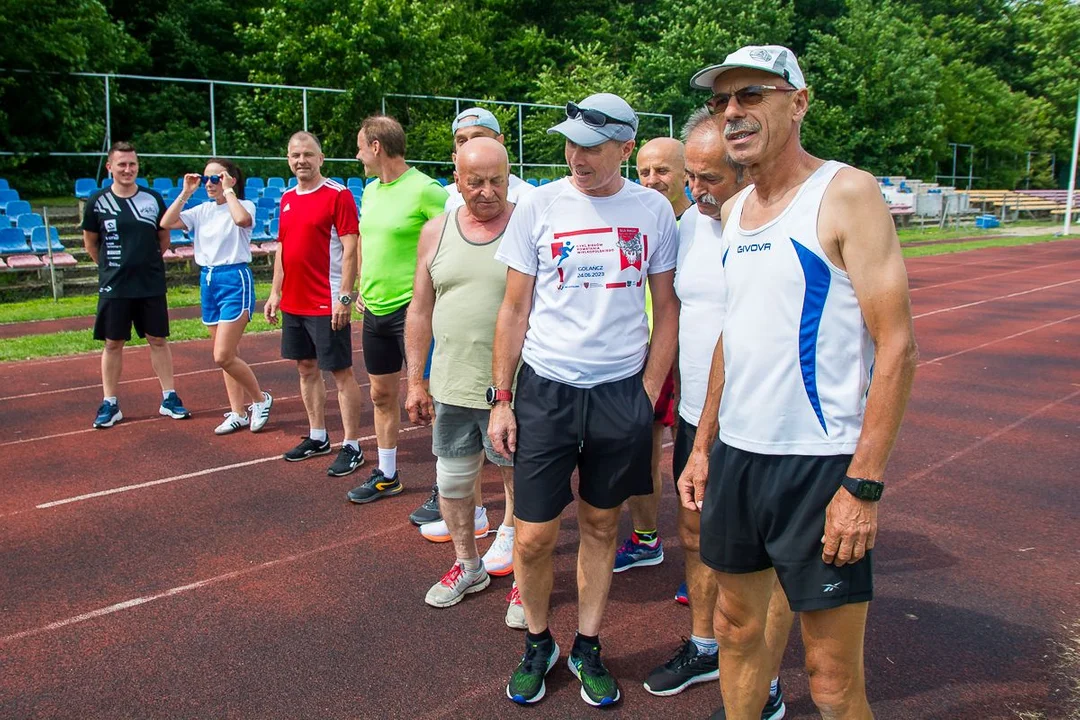 70 okrążeń stadionu w Jarocinie na 70. urodziny. Wiesław Garbarek świętował nietypowo