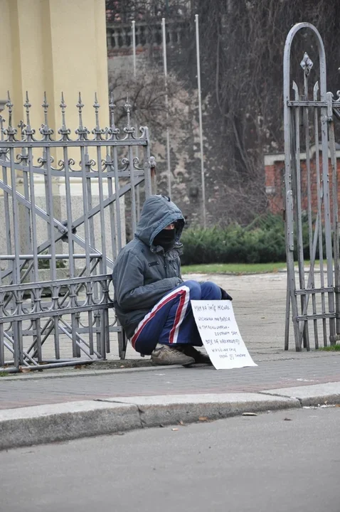 Samotny pod kościołem