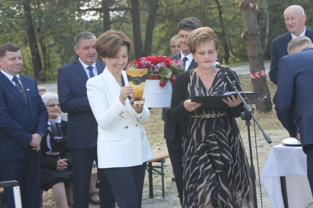 Minister Marlena Maląg otworzyła drogę Białobłoty-Orlina Duża. Towarzyszyli jej posłowie i samorządowcy