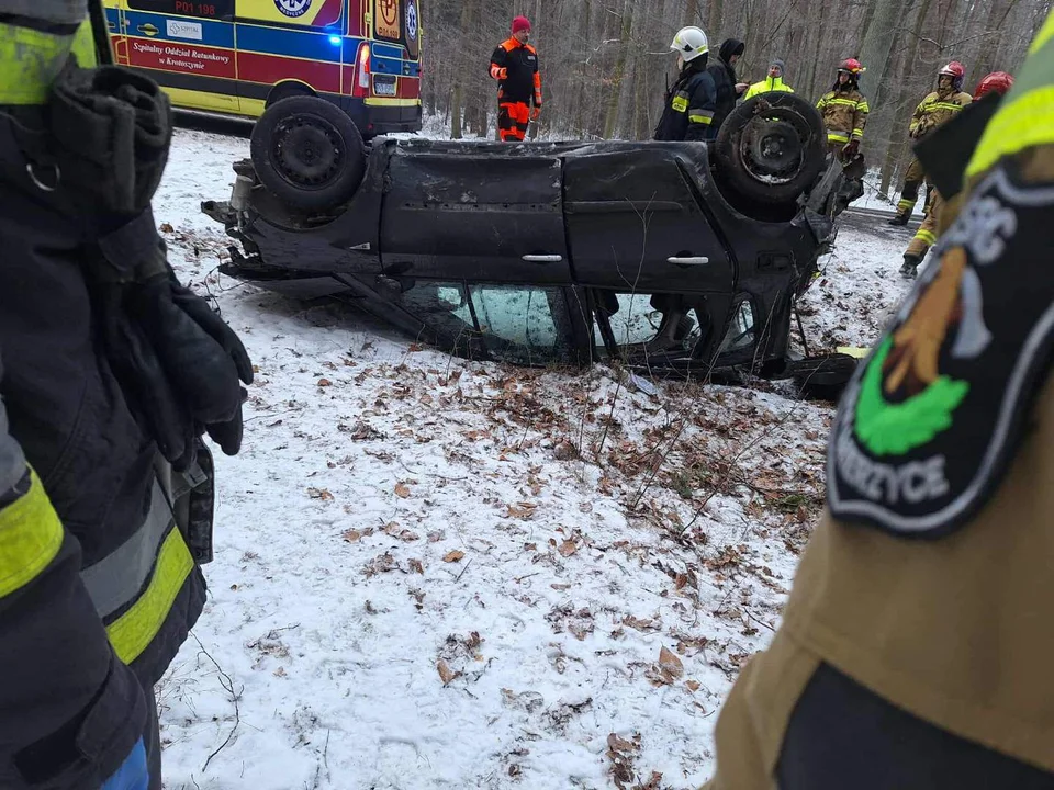 Krotoszyn - Sulmierzyce. Samochód dachował. Jedna osoba w szpitalu [ZDJĘCIA] - Zdjęcie główne