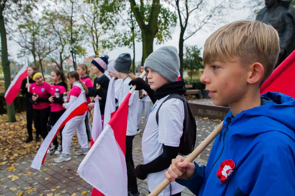 Biegacze Jarocin pobiegli szlakiem pomników poświęconych bohaterom Ziemi Jarocińskiej